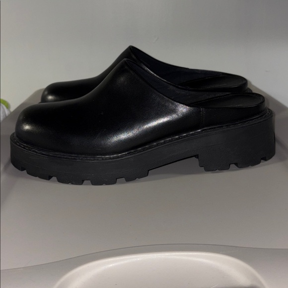 Vagabond Women's Black Slip-On clogs - Picture 6 of 9